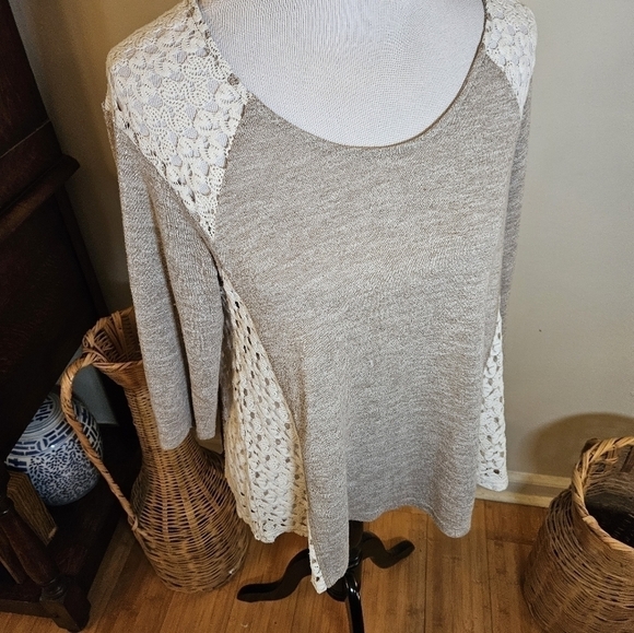 UMGEE pullover sweater with crochet accents size med. - Picture 7 of 7